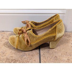 Chelsea Crew Madison Yellow Velvet Oxford Retro Style Scallop - Sz 7US / 38EU